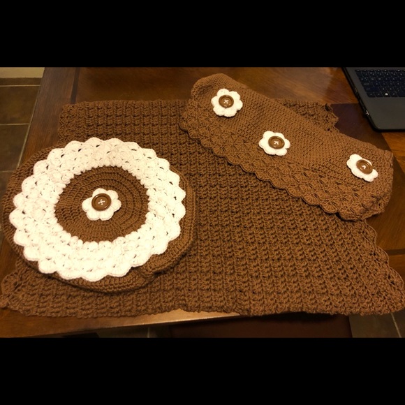 THREE PIECE BATHROOM SET, TANK TOP LID COVER, RUG - Picture 3 of 3